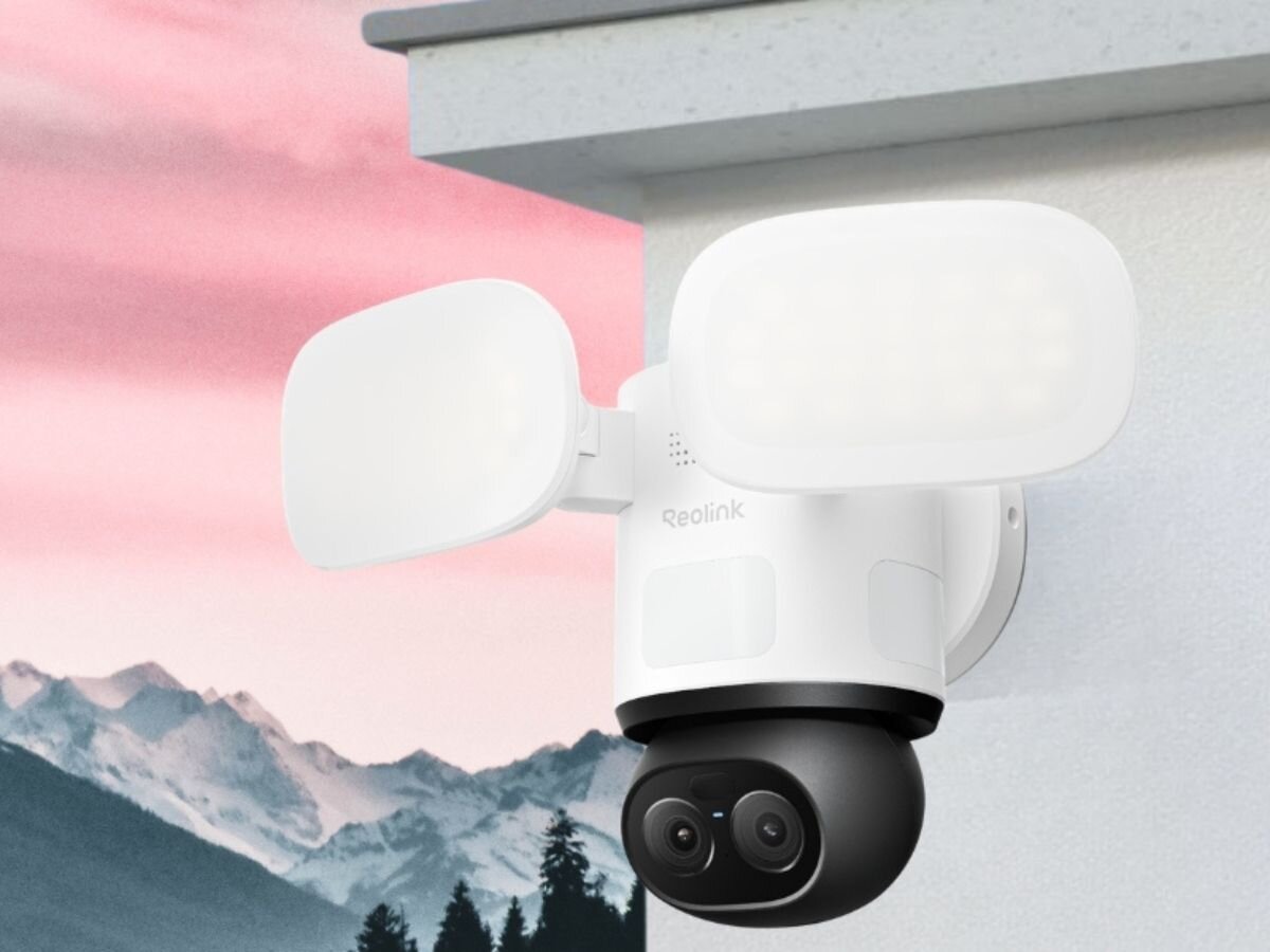 Kamera REOLINK Floodlight F850W Zewnętrzna, Wi-Fi / LAN, monitoring, kamera, bezpieczeństwo, dom, Kamera z dwoma reflektorami na ścianie budynku.