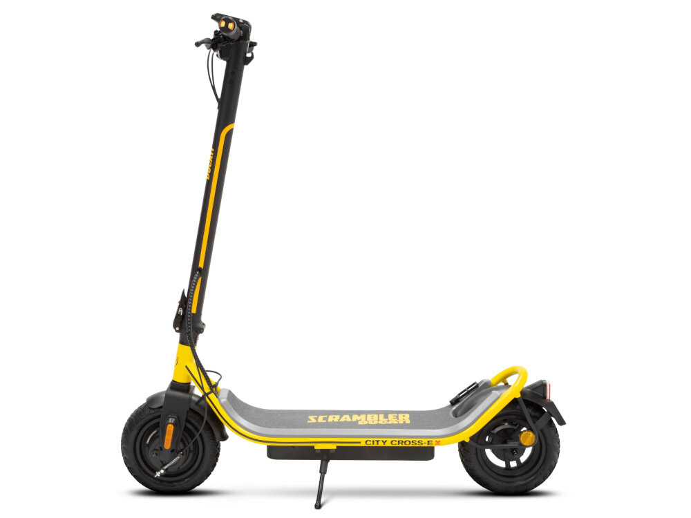 Czarno-żółta hulajnoga elektryczna z napisem \'SCRAMBLER CITY CROSS-E\' na podeście. Posiada duże koła i kierunkowskazy, a na kierownicy widoczne są elementy sterujące.