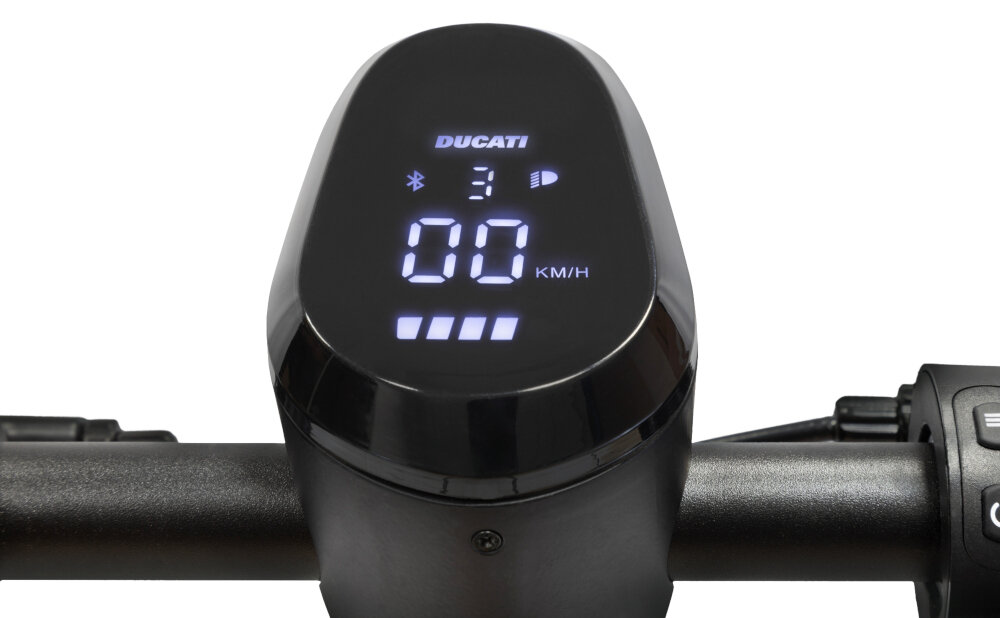 Wyświetlacz hulajnogi elektrycznej pokazuje logo DUCATI, ikonę Bluetooth, cyfrę 3, ikonę kierunkowskazu, prędkość 00 KM/H oraz wskaźnik baterii z czterema kreskami.
