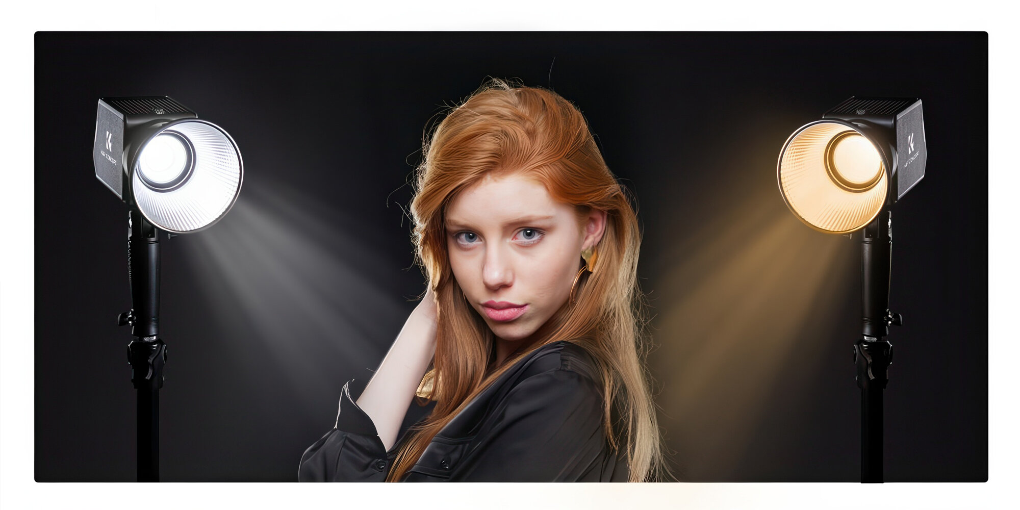 Na obrazie widać osobę stojącą pomiędzy dwoma lampami fotograficznymi LED, z których jedna emituje zimne światło, a druga ciepłe. Lampy są umieszczone na statywach i skierowane na osobę.