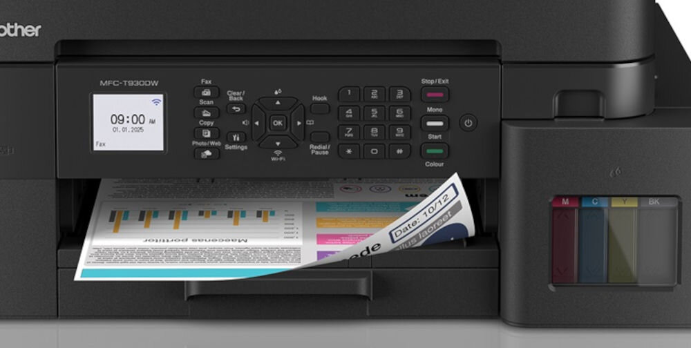 Urządzenie wielofunkcyjne z panelem sterowania zawierającym wyświetlacz LCD i przyciski numeryczne. Widać wydrukowaną stronę oraz pojemniki z tuszem oznaczone kolorami M, C, Y, BK.
