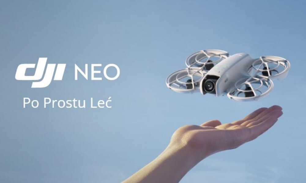 Na tle nieba widoczny jest dron z kamerą, unoszący się nad otwartą dłonią. Obok znajduje się tekst: \'DJI NEO Po Prostu Leć\'.