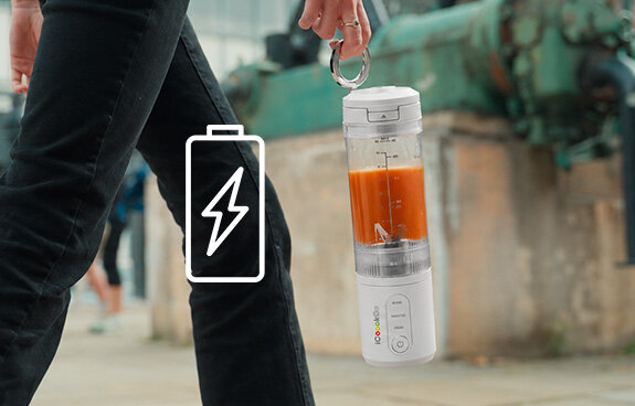 Osoba trzyma Blender personalny iCoook GO MBL-IC-01/B w ręce za magnetyczny ring. Ikona baterii z błyskawicą.