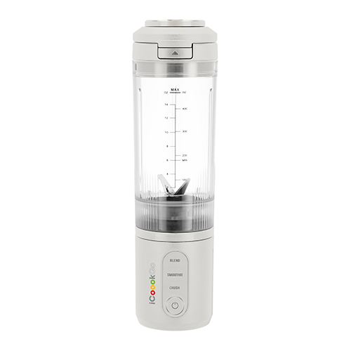 Biały blender personalny z przezroczystym pojemnikiem, na którym widoczna jest miarka. Na podstawie znajdują się przyciski z napisami: \'BLEND\', \'SMOOTHIE\', \'CRUSH\' oraz logo \'icoook\'.
