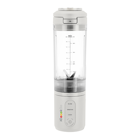 Biały blender personalny z przezroczystym pojemnikiem, na którym widoczna jest miarka. Na podstawie znajdują się przyciski z napisami: \'BLEND\', \'SMOOTHIE\', \'CRUSH\' oraz logo \'icoook\'.