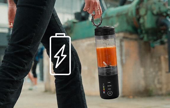 Osoba trzyma Blender personalny iCoook GO MBL-IC-01/B w ręce za magnetyczny ring. Ikona baterii z błyskawicą.