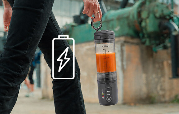 Osoba trzyma Blender personalny iCoook GO MBL-IC-01/B w ręce za magnetyczny ring. Ikona baterii z błyskawicą.