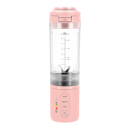 Różowy blender personalny z przezroczystym pojemnikiem i miarką, posiada przyciski oznaczone jako \'BLEND\', \'SMOOTHIE\', \'CLEAN\'. Logo \'icooko\' widoczne na obudowie.