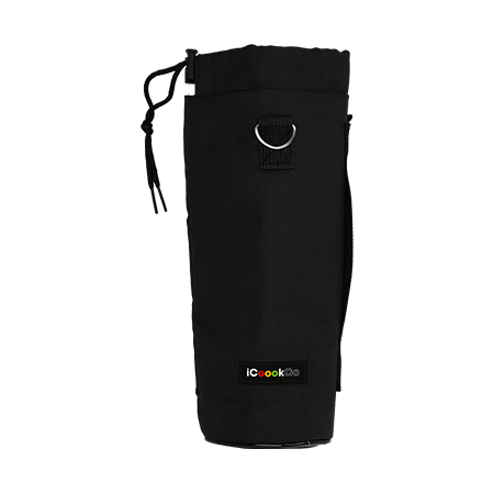 Czarne etui z logo \'iCOOOK\' na przodzie, wyposażone w uchwyt i sznurek do ściągania u góry.