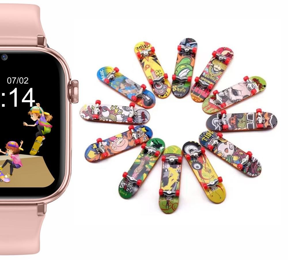 Różowy smartwatch z wyświetlaczem pokazującym godzinę 14:14 i datę 07/02, z grafiką przedstawiającą postacie na deskorolkach. Obok znajduje się zestaw miniaturowych deskorolek z kolorowymi wzorami ułożonych w okrąg.