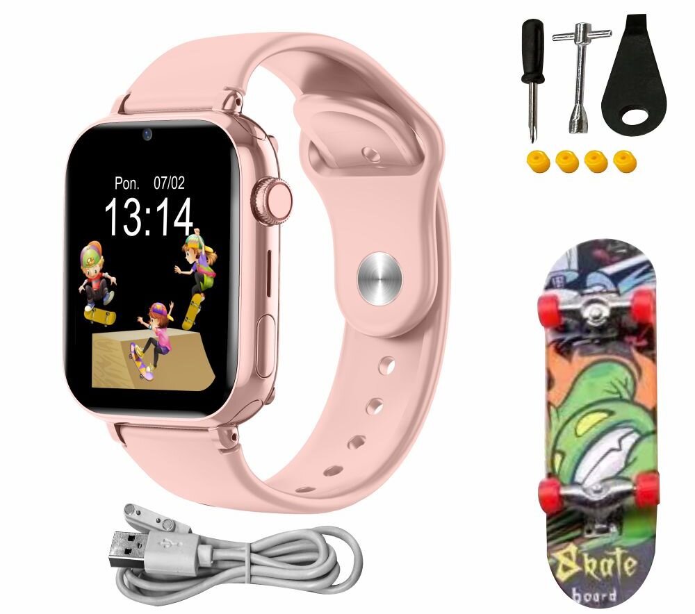 Różowy smartwatch z wyświetlaczem pokazującym datę \'Pon. 07/02\' i godzinę \'13:14\', na którym widoczne są postacie na deskorolkach. Obok znajdują się akcesoria: kabel USB, miniaturowa deskorolka z kolorowym wzorem oraz zestaw narzędzi i elementów montażowych.