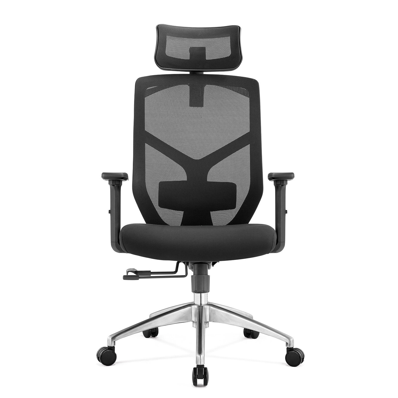 Czarny fotel biurowy z ergonomicznym oparciem z siatki, regulowanymi podłokietnikami i zagłówkiem. Fotel posiada metalową podstawę z kółkami i mechanizm regulacji wysokości.