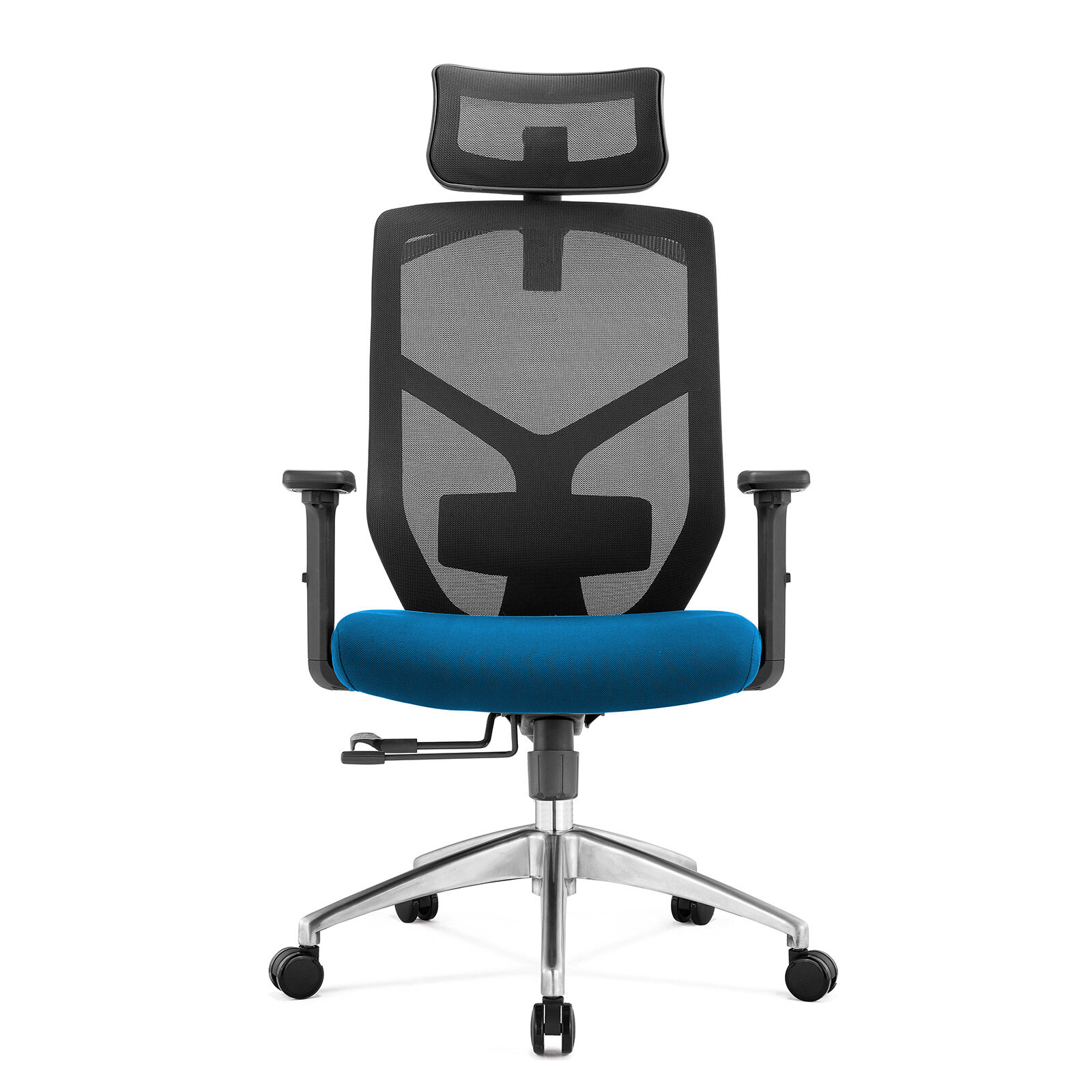 Ergonomiczny fotel biurowy z niebieskim siedziskiem, czarnym oparciem z siatki i regulowanym zagłówkiem. Fotel posiada metalową podstawę z kółkami i podłokietniki.