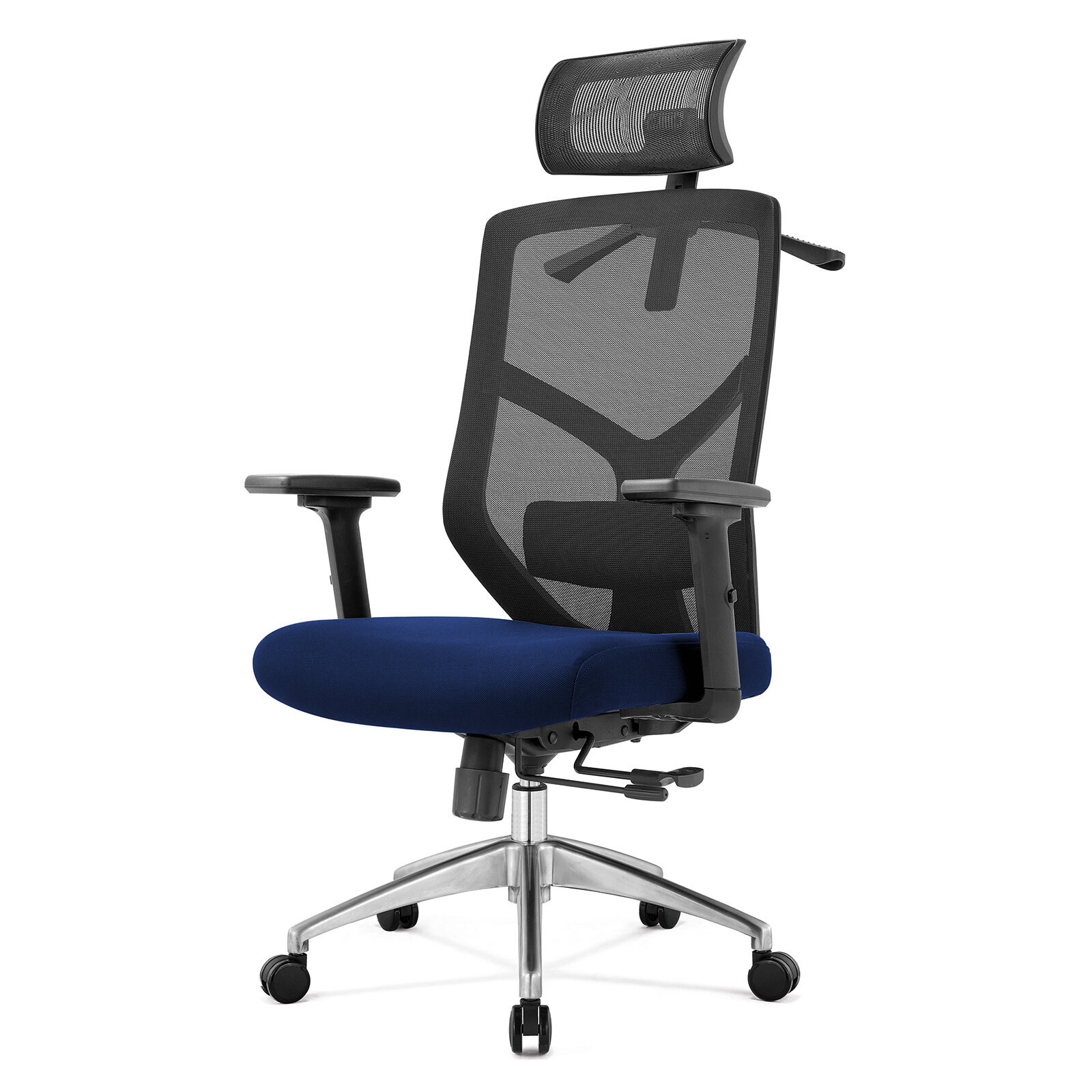 Ergonomiczny fotel biurowy z obrotowym siedziskiem w kolorze granatowym, z siatkowym oparciem i regulowanym zagłówkiem. Fotel posiada metalową podstawę z kółkami i regulowane podłokietniki.