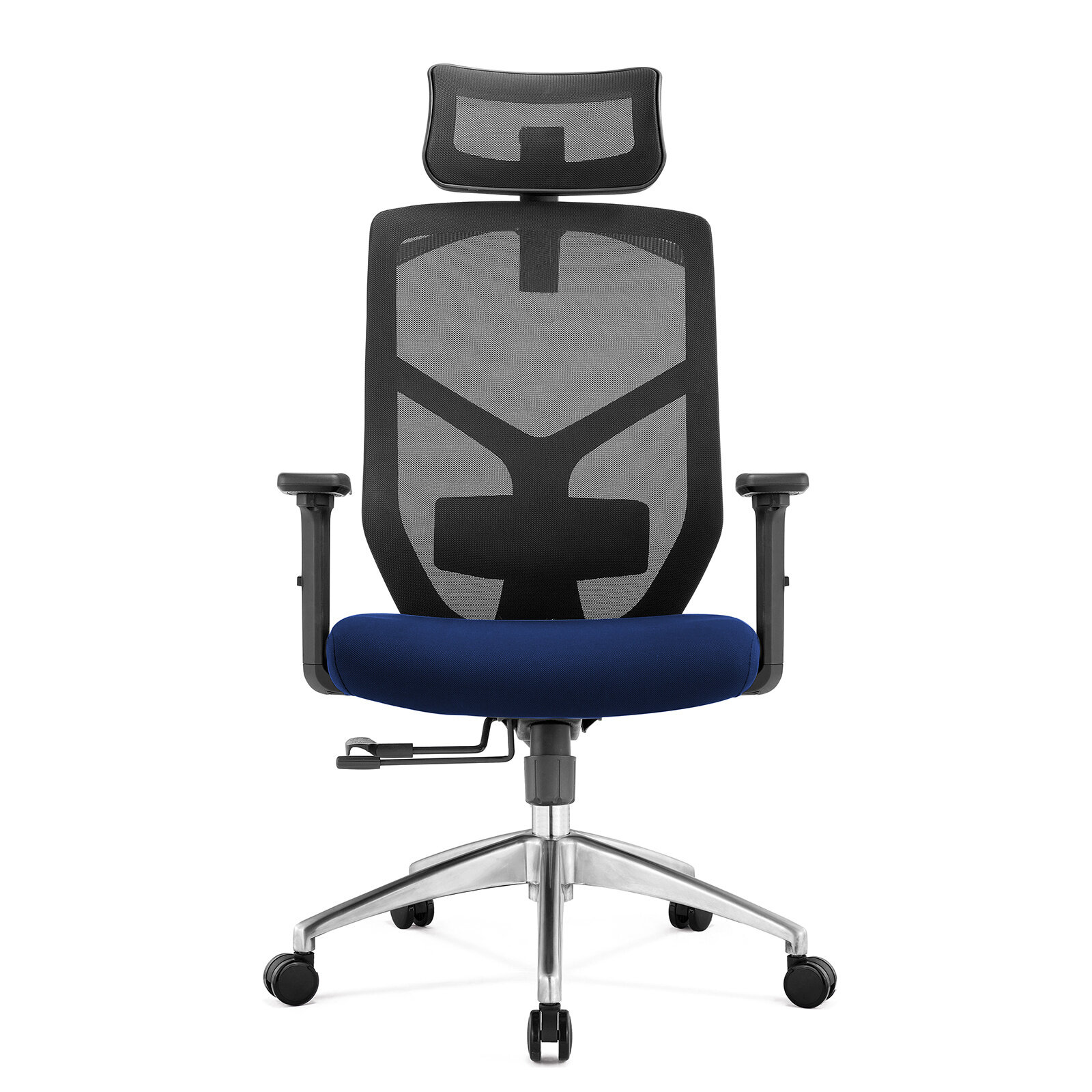 Ergonomiczny fotel biurowy z obrotowym mechanizmem, posiada granatowe siedzisko i czarne, siatkowe oparcie z zagłówkiem. Fotel wyposażony jest w podłokietniki i metalową podstawę z kółkami.