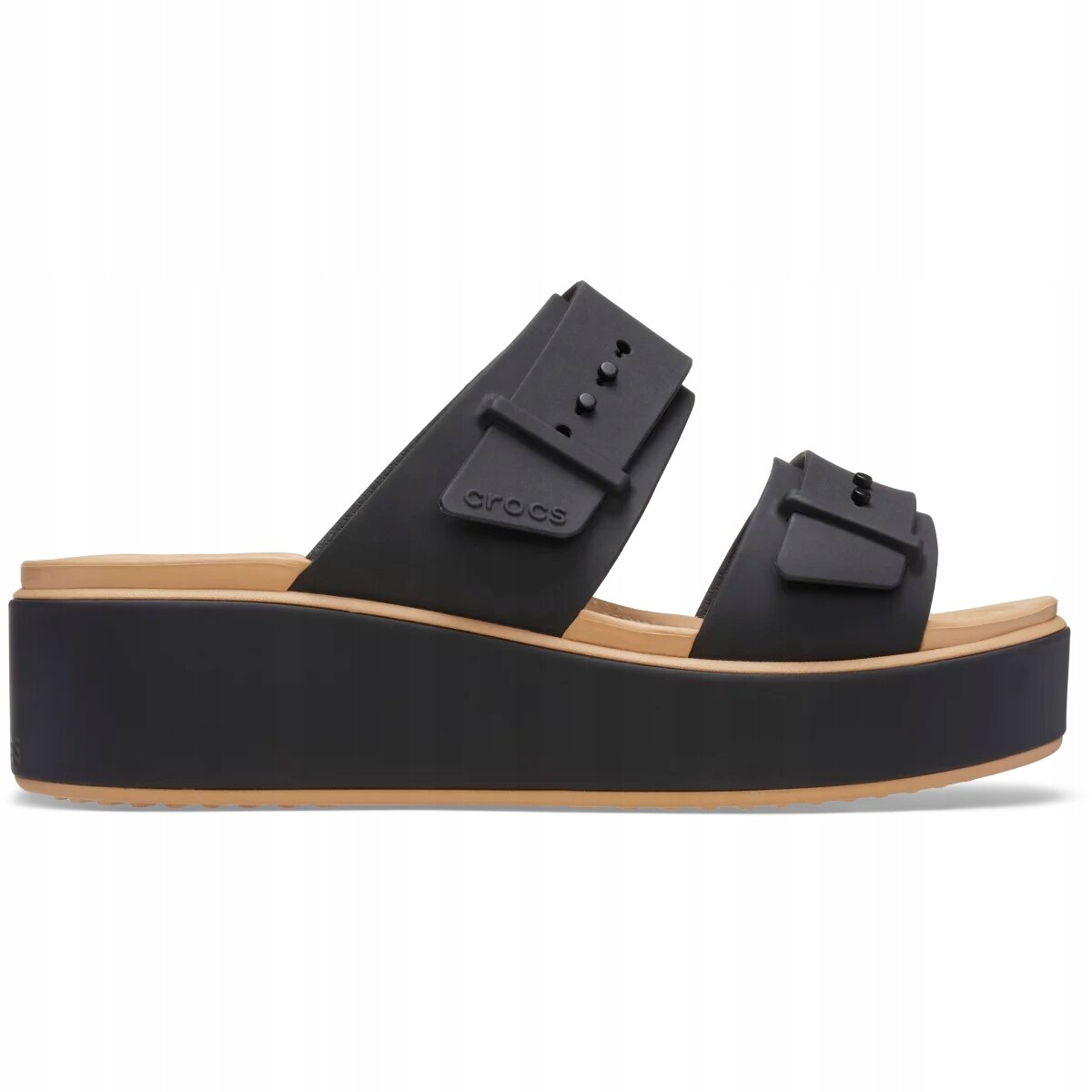 Czarne sandały na platformie z dwoma szerokimi paskami i klamrami, z widocznym logo \'crocs\' na jednym z pasków.