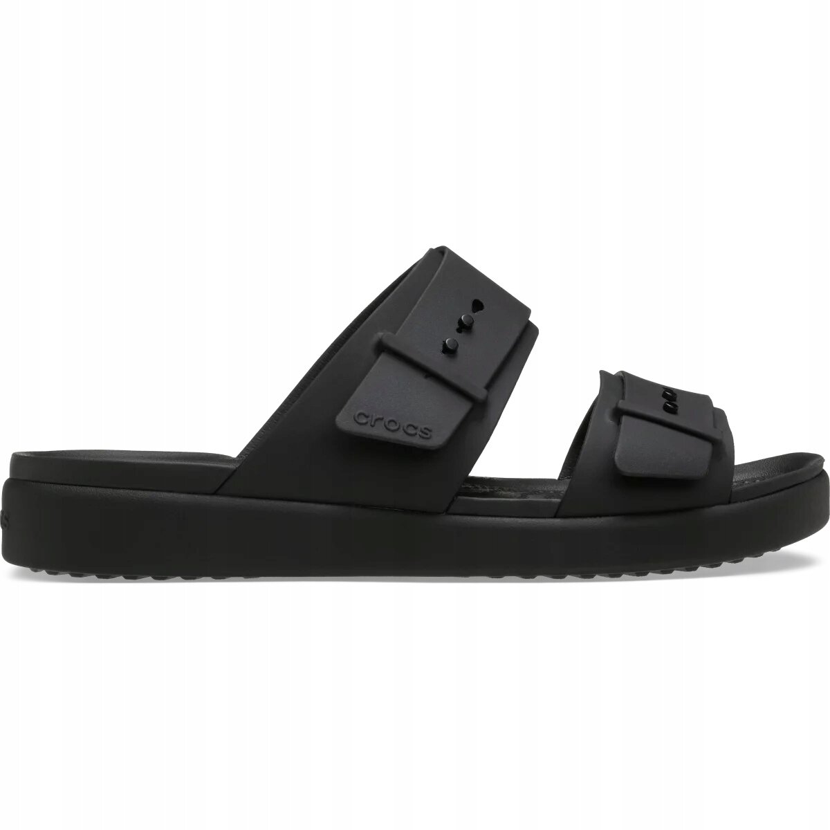 Czarne sandały z dwoma szerokimi paskami i klamrami, wykonane z tworzywa sztucznego. Na jednym z pasków widoczne jest logo \'crocs\'.