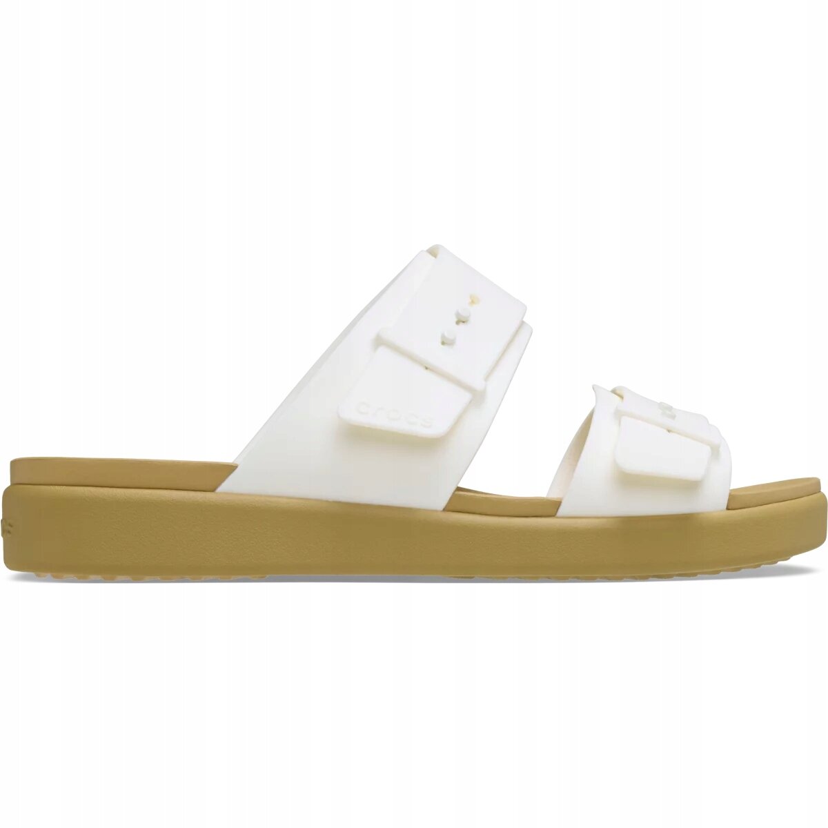 Na obrazie widoczne są białe sandały z dwoma paskami i klamrami na beżowej podeszwie. Na jednym z pasków znajduje się napis \'crocs\'.