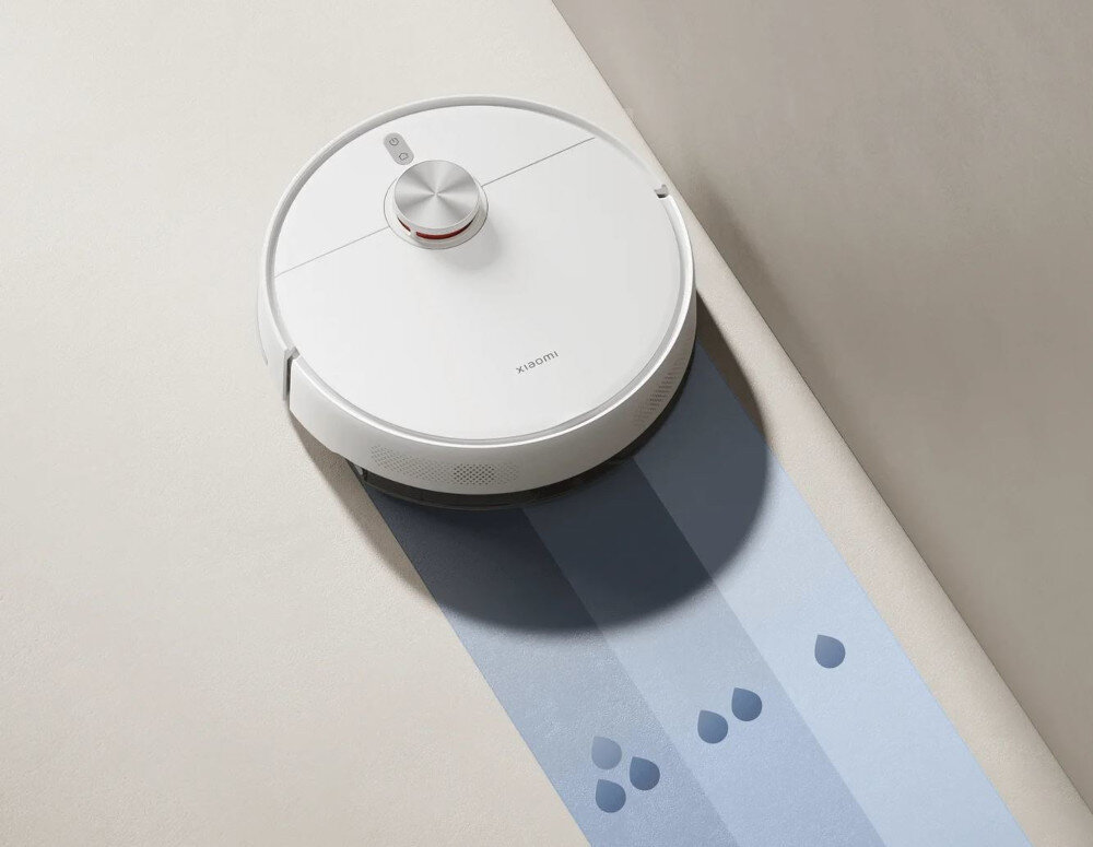 Na obrazie widoczny jest biały robot sprzątający z logo \'xiaomi\', poruszający się po podłodze z niebieskim śladem i kilkoma kroplami wody.