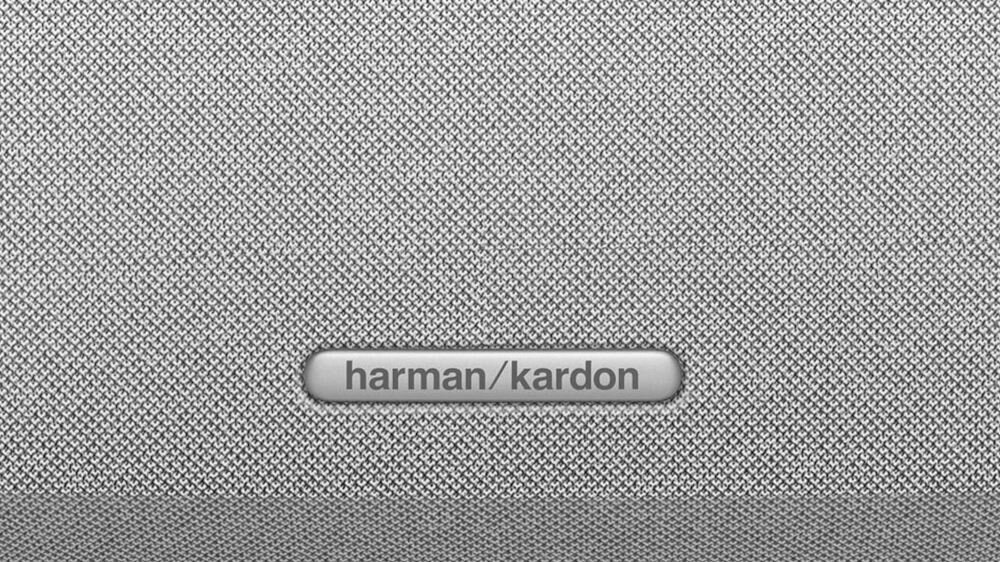 Zbliżenie na teksturę materiału z widocznym logo \'harman/kardon\'.