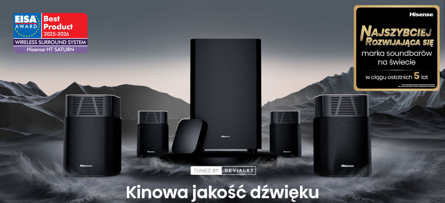Na obrazie widoczny jest zestaw kina domowego z kilkoma głośnikami i subwooferem na tle górskiego krajobrazu. Na obrazie znajdują się napisy: \'EISA AWARD Best Product 2025-2026 WIRELESS SURROUND SYSTEM Hisense HT SATURN\', \'TUNED BY DEVIALET\', \'Kinowa jakość dźwięku\', oraz \'NAJSZYBCIEJ ROZWIJAJĄCA SIĘ marka soundbarów na świecie w ciągu ostatnich 5 lat\'.