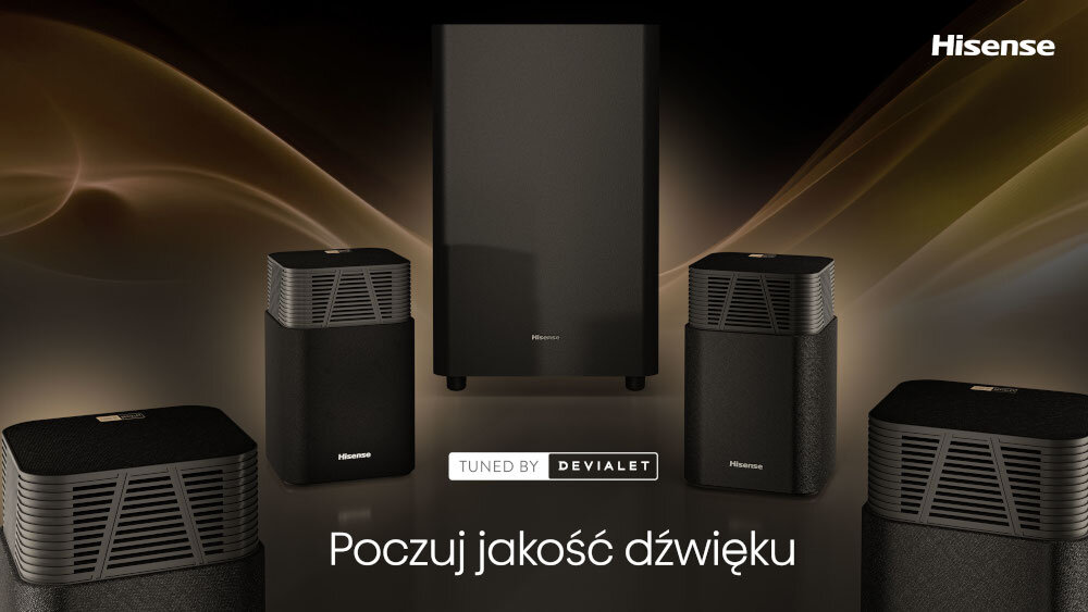 Na obrazie widoczny jest zestaw głośników w kolorze czarnym z logo Hisense oraz napisami \'TUNED BY DEVIALET\' i \'Poczuj jakość dźwięku\'.