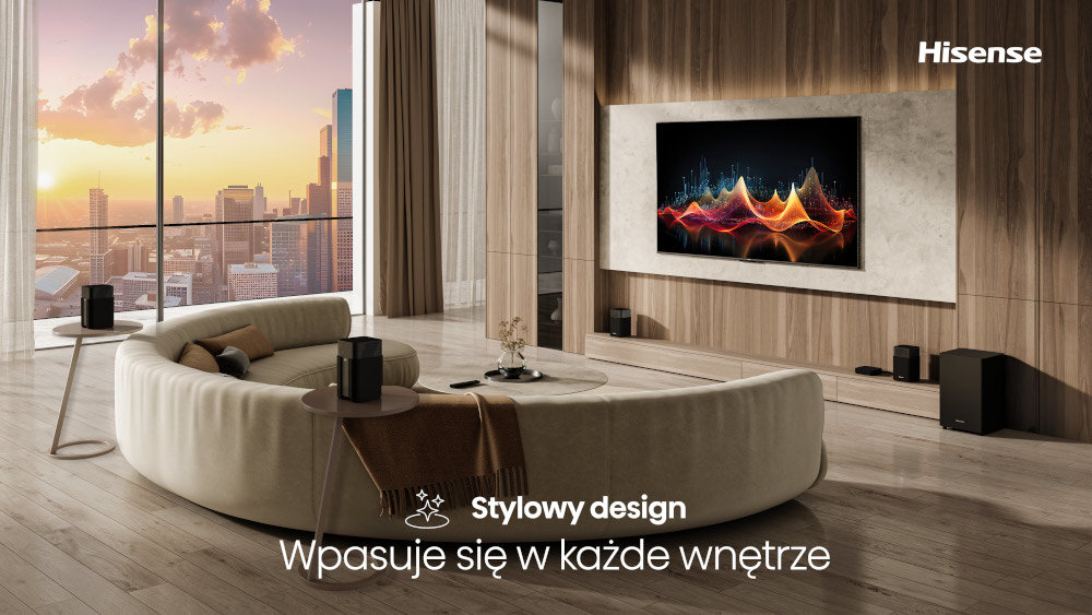 W eleganckim salonie z dużymi oknami znajduje się zestaw kina domowego z telewizorem na ścianie i głośnikami wokół zaokrąglonej kanapy. Na obrazie widoczny jest tekst: \'Stylowy design Wpasuje się w każde wnętrze\' oraz logo Hisense.