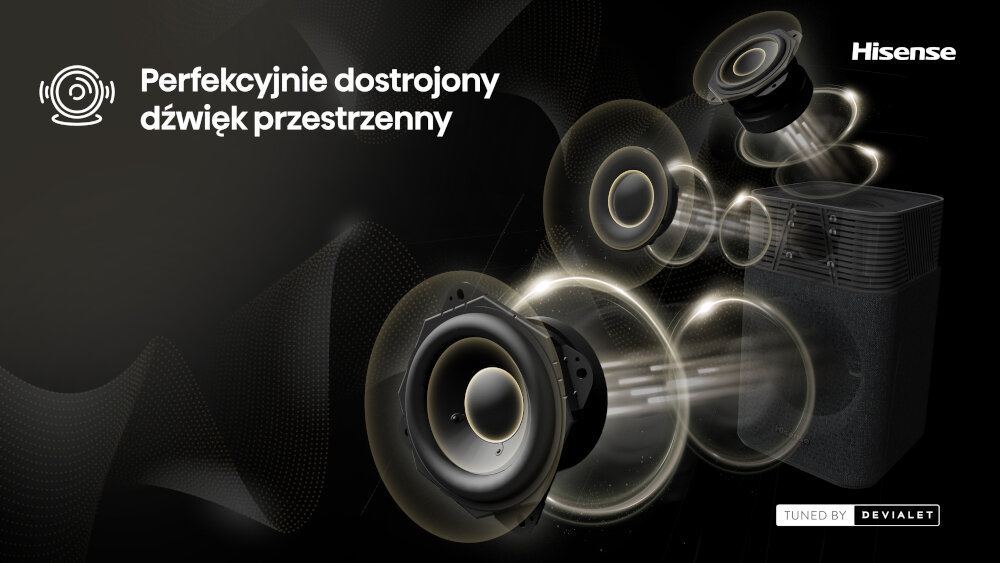 Obraz przedstawia głośniki z efektem dźwięku przestrzennego oraz tekst \'Perfekcyjnie dostrojony dźwięk przestrzenny\'. Widoczne są logotypy Hisense i Tuned by Devialet.