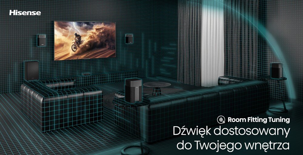 W pokoju znajduje się zestaw kina domowego z dużym telewizorem na ścianie, otoczony głośnikami i sofą. Na ekranie widoczny jest motocyklista na pustyni, a w rogu znajduje się logo \'Hisense\' oraz napis \'Room Fitting Tuning Dźwięk dostosowany do Twojego wnętrza\'.