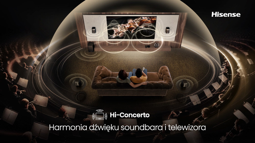 Obraz przedstawia salon z telewizorem i zestawem kina domowego, na kanapie siedzą dwie osoby. Widoczny jest tekst: \'Hi-Concerto Harmonia dźwięku soundbara i telewizora\', a w prawym górnym rogu logo \'Hisense\'.
