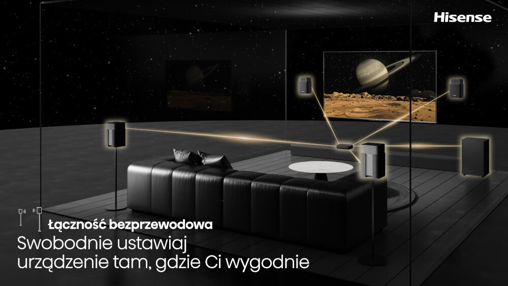 Wizualizacja zestawu kina domowego w nowoczesnym salonie z widokiem na przestrzeń kosmiczną. Tekst na obrazie: \'Łączność bezprzewodowa Swobodnie ustawiaj urządzenie tam, gdzie Ci wygodnie\', logo: Hisense.