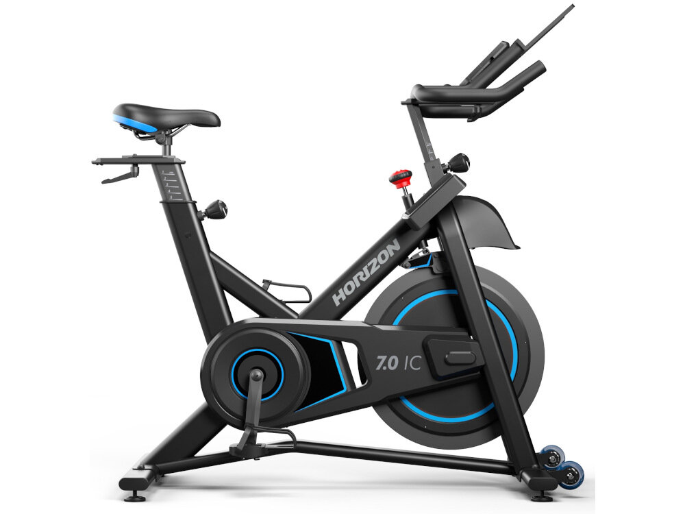 Czarny rower spinningowy z niebieskimi akcentami, oznaczony napisami \'HORIZON\' i \'7.0 IC\'. Posiada regulowane siodełko i kierownicę oraz widoczny mechanizm napędowy.