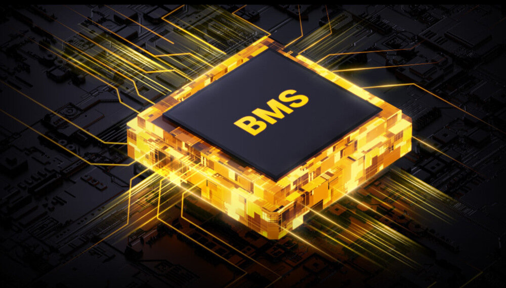 Obraz przedstawia złoty, świecący chip z napisem \'BMS\' na ciemnym tle z elementami elektronicznymi.