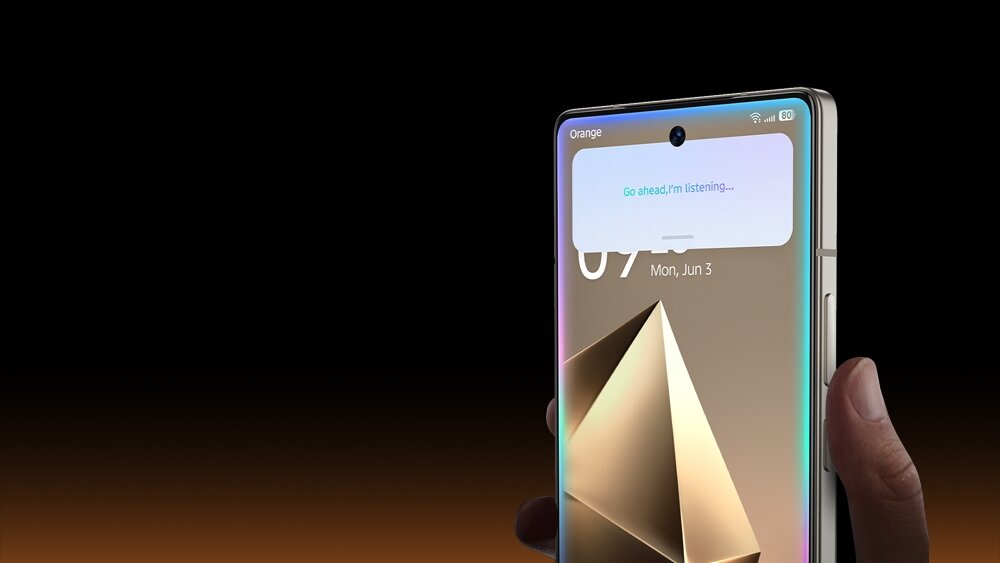 Smartfon z dużym ekranem wyświetla grafikę z geometrycznym kształtem oraz tekst: \'Orange\', \'Go ahead, I\'m listening...\', \'07\', \'Mon, Jun 3\'.