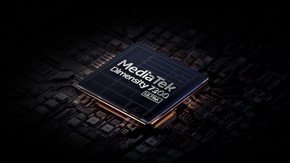 Obraz przedstawia procesor z napisem \'MediaTek Dimensity 7200 ULTRA\' umieszczony na płytce drukowanej. Tło jest ciemne, co podkreśla centralny element obrazu.