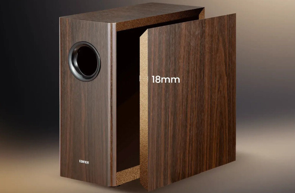 Obraz przedstawia subwoofer z drewnianą obudową, z widocznym otworem basowym i napisem \'18mm\'. Na obudowie znajduje się logo \'EDIFIER\'.