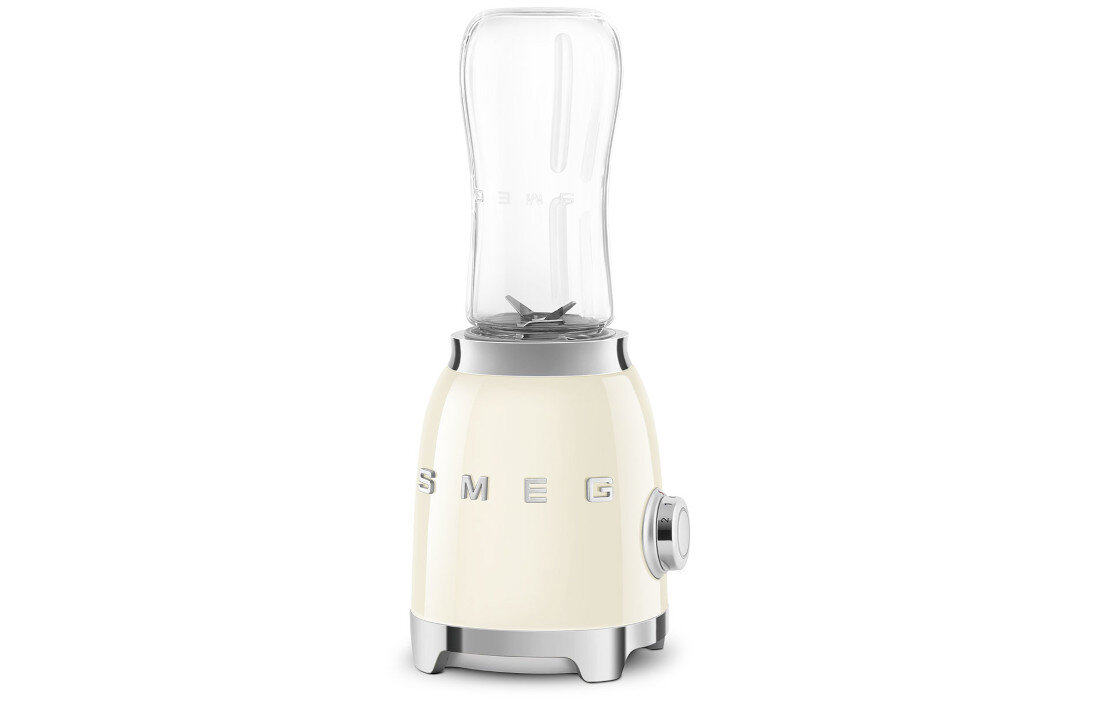 Kremowy blender personalny z przezroczystym pojemnikiem i srebrnymi elementami. Na obudowie widoczne jest logo \'SMEG\'.