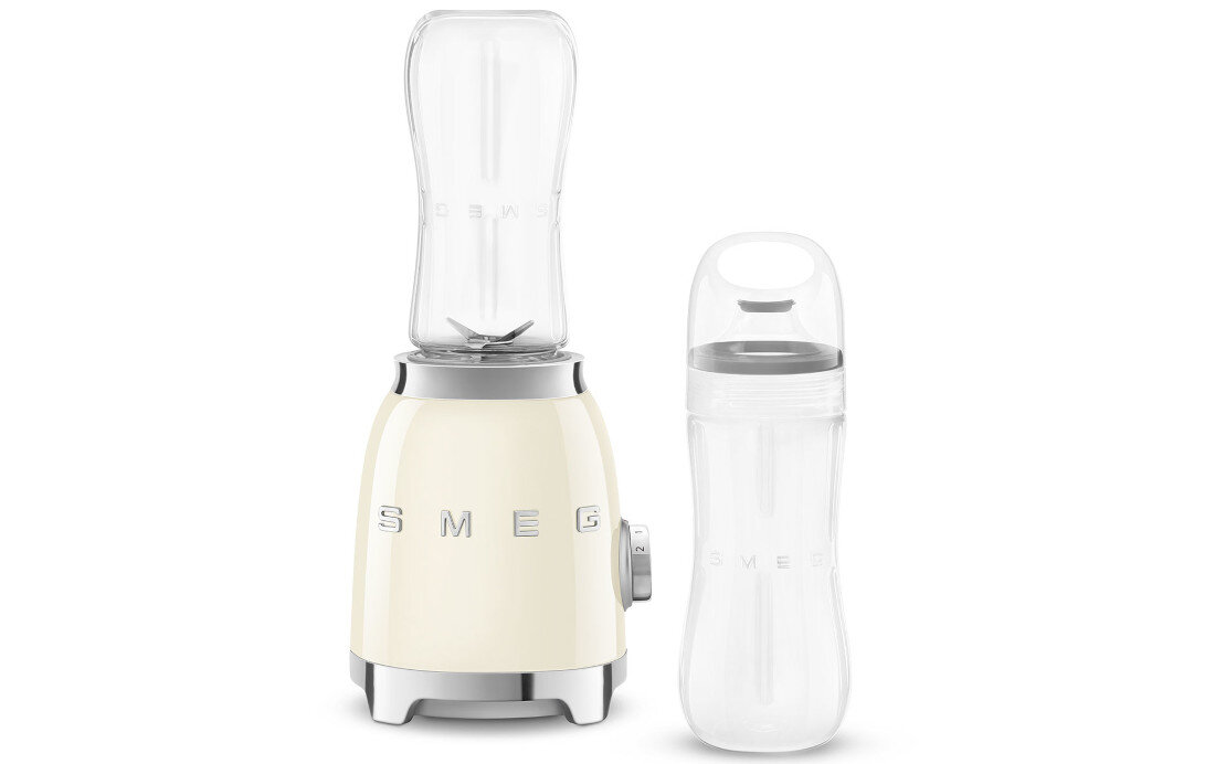 Na obrazie widoczny jest kremowy blender personalny z napisem \'SMEG\' oraz przezroczysta butelka z zakrętką. Blender ma metaliczne wykończenia i pokrętło z boku.