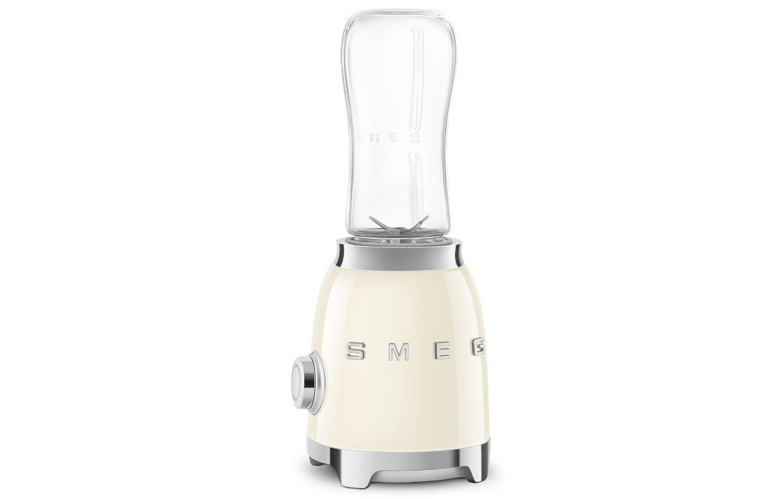 Kremowy blender personalny z przezroczystym pojemnikiem i srebrnymi elementami. Na obudowie widoczne jest logo \'SMEG\'.