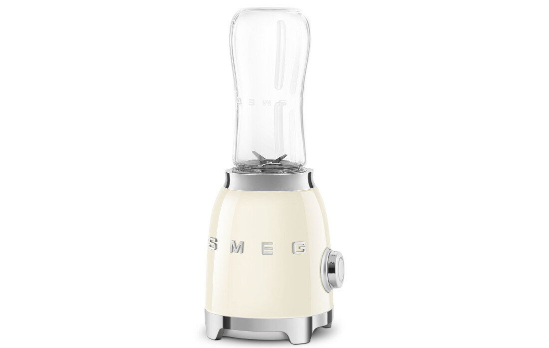 Kremowy blender personalny z przezroczystym pojemnikiem i srebrnymi elementami. Na obudowie widoczne jest logo \'SMEG\'.