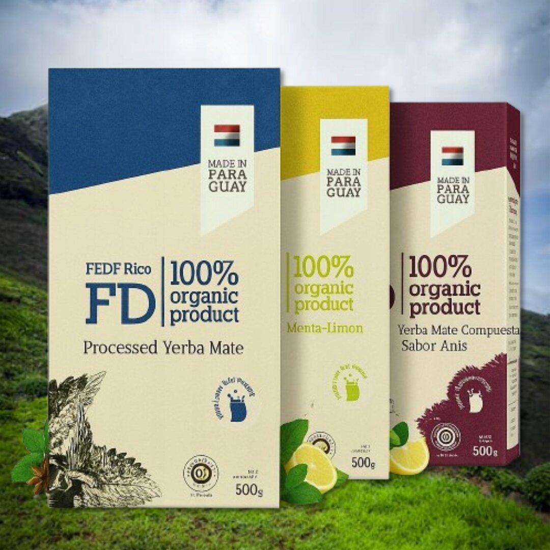 Na obrazie widoczne są trzy opakowania yerba mate z napisami: \'FEDF Rico FD 100% organic product Processed Yerba Mate\', \'100% organic product Menta-Limon\', oraz \'100% organic product Yerba Mate Compuesta Sabor Anis\'. Każde opakowanie ma oznaczenie \'Made in Paraguay\' i zawiera 500g produktu.