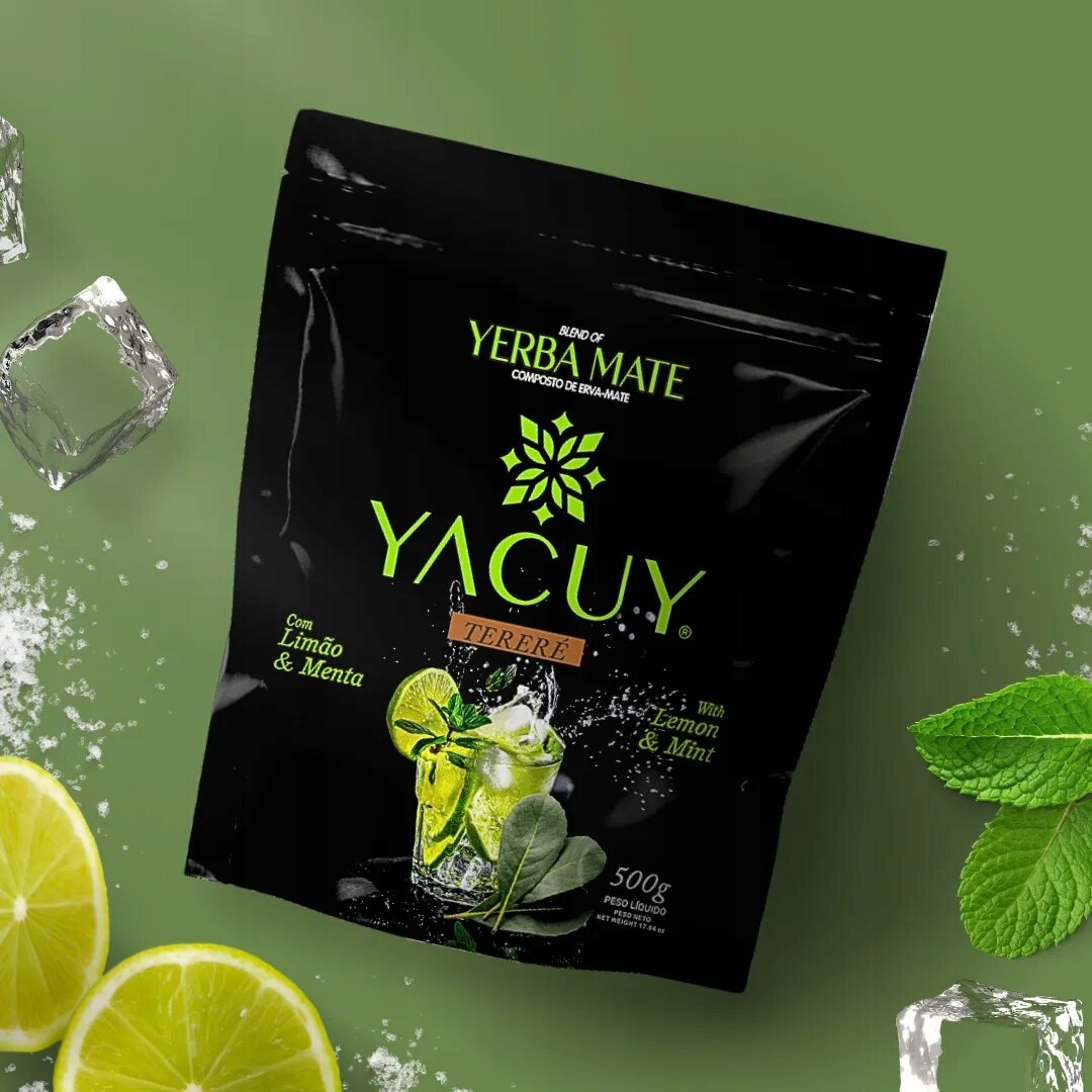 Czarna torebka z napisem \'Yacuy\' oraz grafiką przedstawiającą limonkę i miętę. W tle widoczne są kostki lodu, plasterki limonki i liście mięty na zielonym tle.