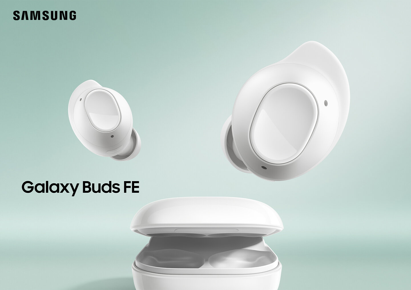 Na obrazie widoczne są białe słuchawki dokanałowe oraz otwarte etui ładujące na tle w kolorze miętowym. W lewym górnym rogu znajduje się logo \'SAMSUNG\', a poniżej napis \'Galaxy Buds FE\'.