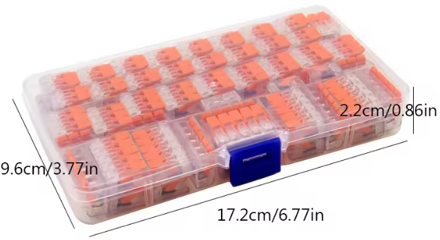 Przezroczyste plastikowe pudełko z niebieskim zamknięciem zawiera pomarańczowe szybkozłączki. Wymiary pudełka to 17.2cm/6.77in na 9.6cm/3.77in na 2.2cm/0.86in.