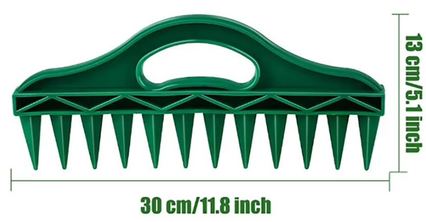 Zielony plastikowy narzędzie z uchwytem i dziesięcioma stożkowymi kolcami, o wymiarach 30 cm/11.8 inch szerokości i 13 cm/5.1 inch wysokości.