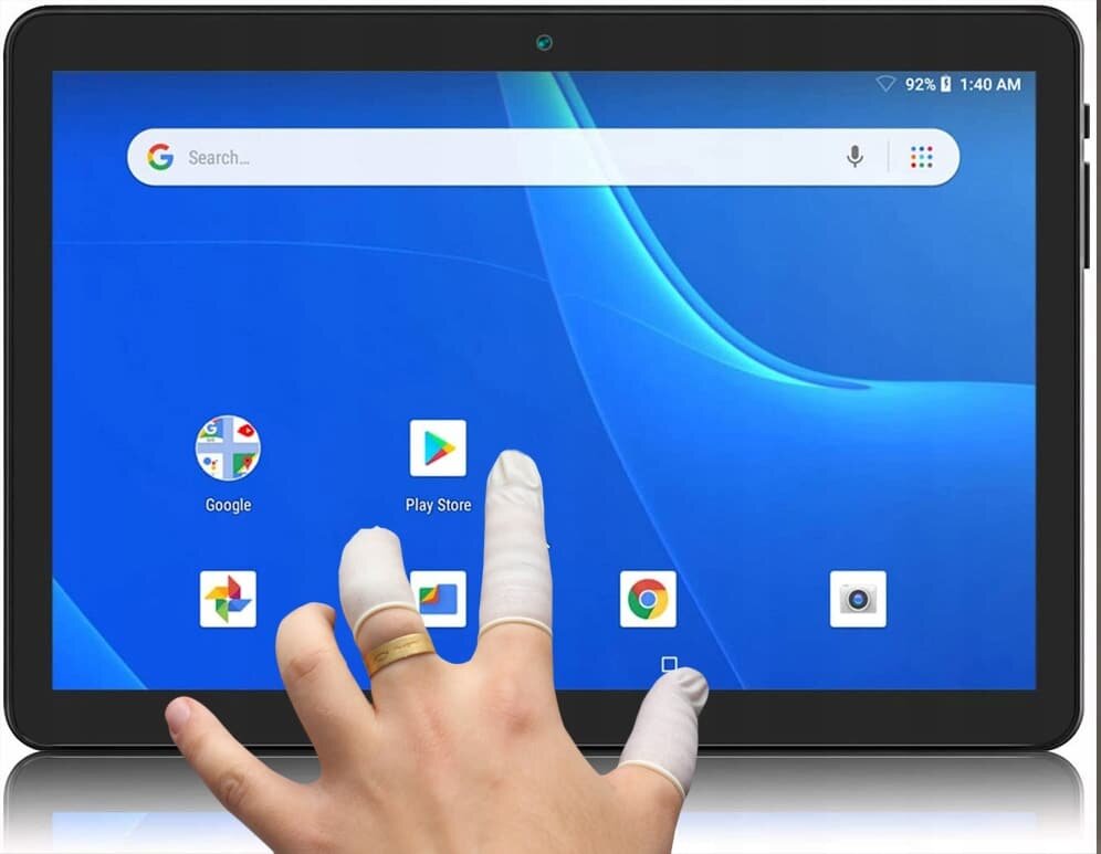 Tablet z niebieskim ekranem, na którym widać aplikacje takie jak Google, Play Store i Chrome. Na ekranie znajduje się ręka z założonymi lateksowymi ochraniaczami na palce.