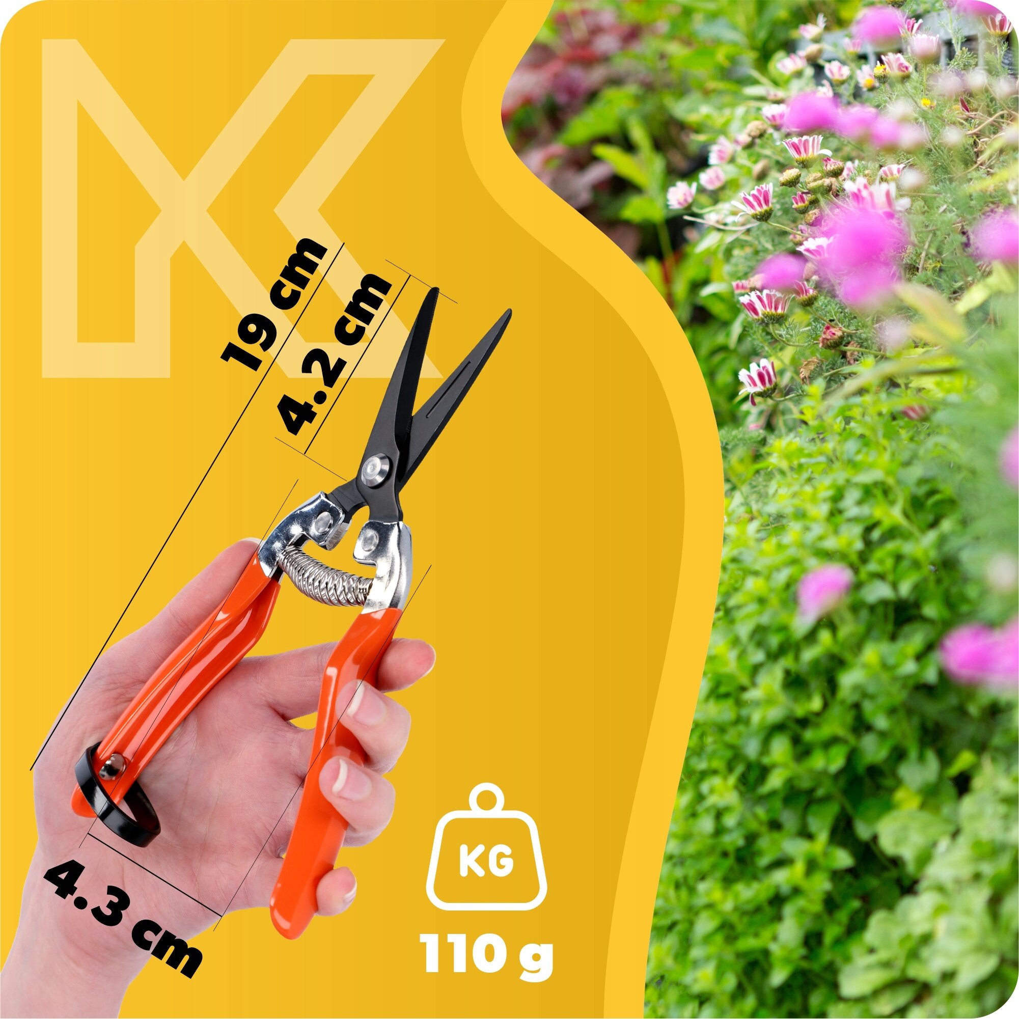 Na obrazie widoczny jest sekator ogrodowy z pomarańczowymi uchwytami, trzymany w dłoni. Obok znajdują się wymiary: 19 cm, 4.2 cm, 4.3 cm oraz waga 110 g, a w tle widoczne są kwitnące rośliny.