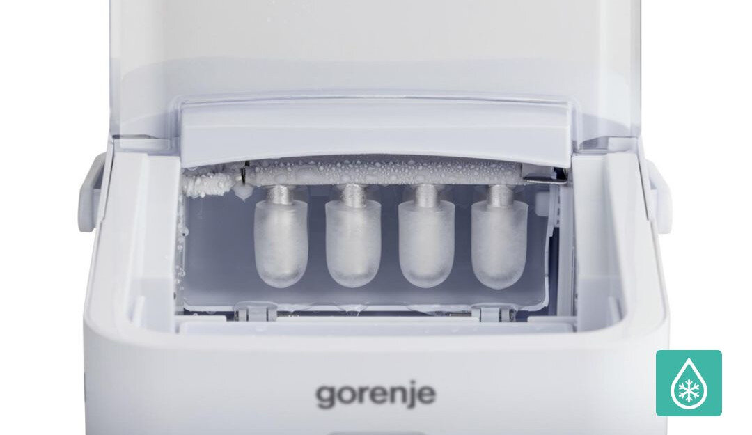 KOSTKARKA GORENJE IMDW1200W Zbliżenie wnętrza kostkarki podczas procesu tworzenia lodu. Widoczne są chłodzone trzpienie, na których formują się kostki lodu, co pokazuje sposób działania urządzenia i proces produkcji lodu 8 kostek lodu 7-8 minut szybkie chłodzenie napojów
