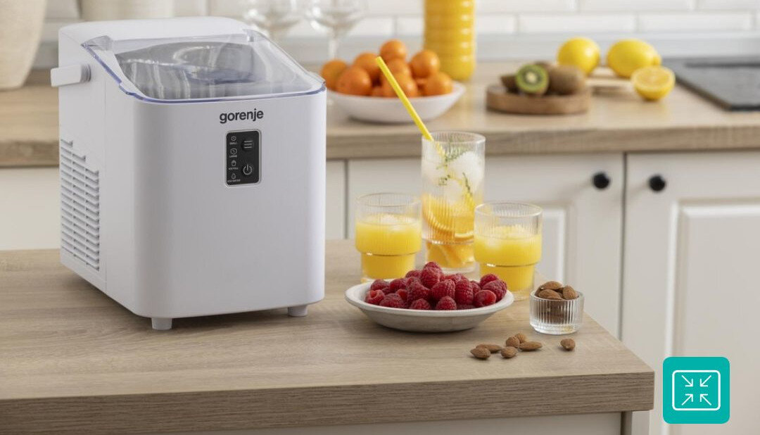 KOSTKARKA GORENJE IMDW1200W Kostkarka do lodu Gorenje ustawiona na kuchennym blacie obok napojów i świeżych owoców kompaktowe wymiary mała kuchnia kamper oszczędność miejsca
