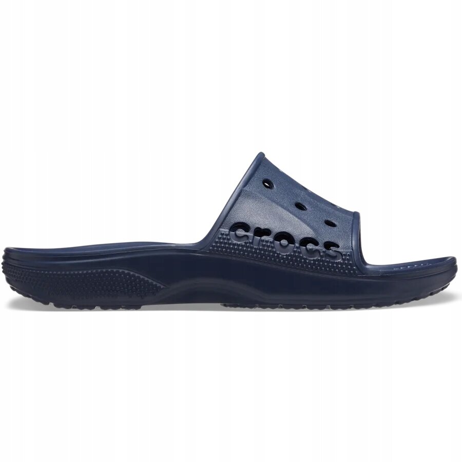 Na obrazie widoczne są granatowe klapki z otworami wentylacyjnymi i napisem \'crocs\' na boku. Podeszwa jest gruba i teksturowana.